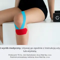 Kolorowe plastry kinetyczne na kolanie, wspierające ruch. Obok pudełko z taśmą.