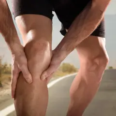 Ból więzadła pobocznego w kolanie uniemożliwia dalszy bieg.