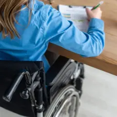 Sprzedaż wózka inwalidzkiego: Opcje, wycena, formalności NFZ/PFRON
