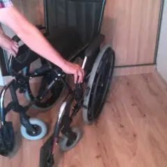 Jak złożyć wózek inwalidzki? Prosty poradnik krok po kroku