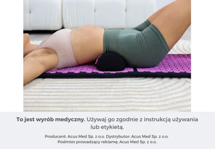Kobieta leży na macie do akupresury, która wspiera jej odcinek lędźwiowy. To pokazuje, jak działa mata, stymulując punkty nacisku.