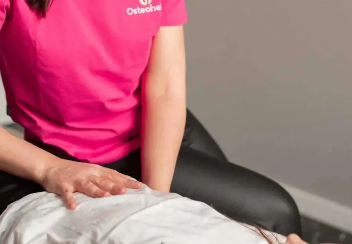 Fizjoterapeuta bada pacjenta, oceniając asymetrię chodu.