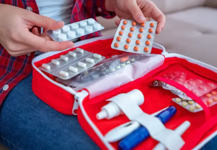 Apteczka stomatologiczna: Obowiązkowe leki i sprzęt. Czy ratujesz życie?