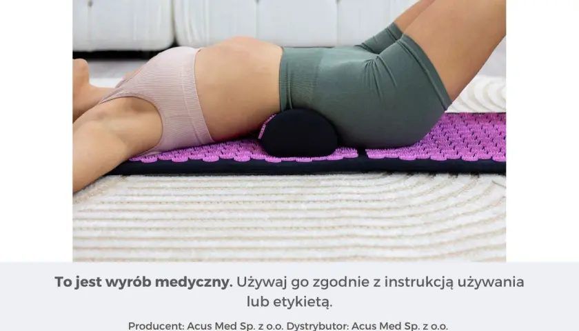 Kobieta leży na macie do akupresury, która wspiera jej odcinek lędźwiowy. To pokazuje, jak działa mata, stymulując punkty nacisku.