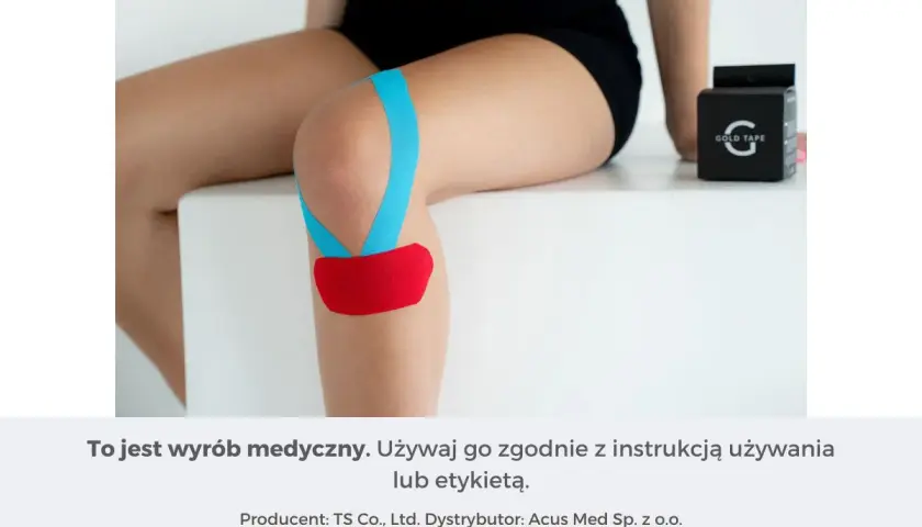 Kolorowe plastry kinetyczne na kolanie, wspierające ruch. Obok pudełko z taśmą.