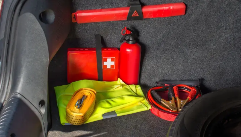 Apteczka samochodowa, gaśnica, trójkąt ostrzegawczy, kamizelka odblaskowa i kable rozruchowe w bagażniku.