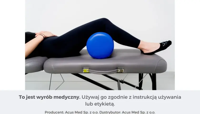 Fizjoterapia przy rwie kulszowej: niebieska piłka pod plecami pacjentki na kozetce.