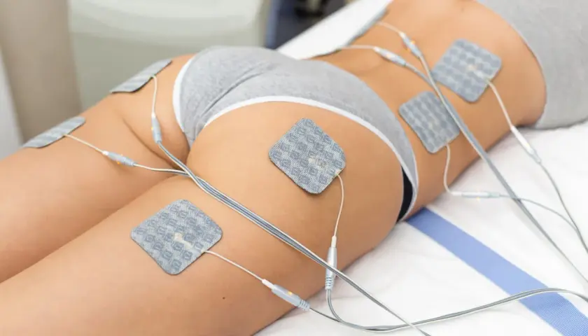 Elektrody na udach i pośladkach. Zastanawiasz się nad masażem wibracyjnym? Skutki uboczne mogą być różne, ale ten zabieg jest zazwyczaj bezpieczny.