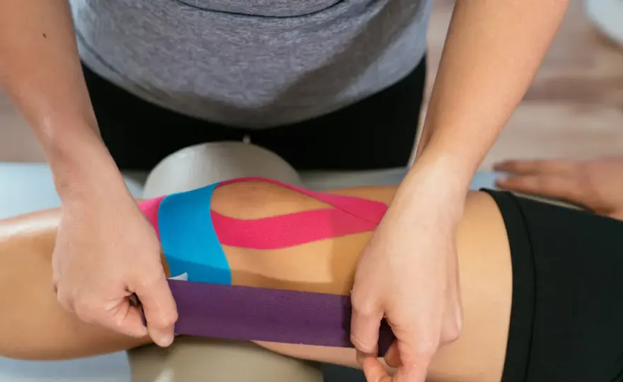 Kinesiotaping na siniaki - kiedy pomaga, a kiedy nie