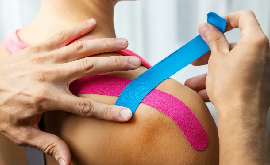 Kinesiotaping w rehabilitacji - kiedy pomaga, a kiedy nie?