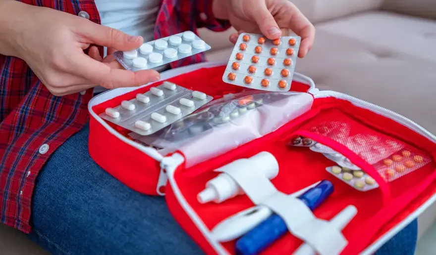 Apteczka stomatologiczna: Obowiązkowe leki i sprzęt. Czy ratujesz życie?