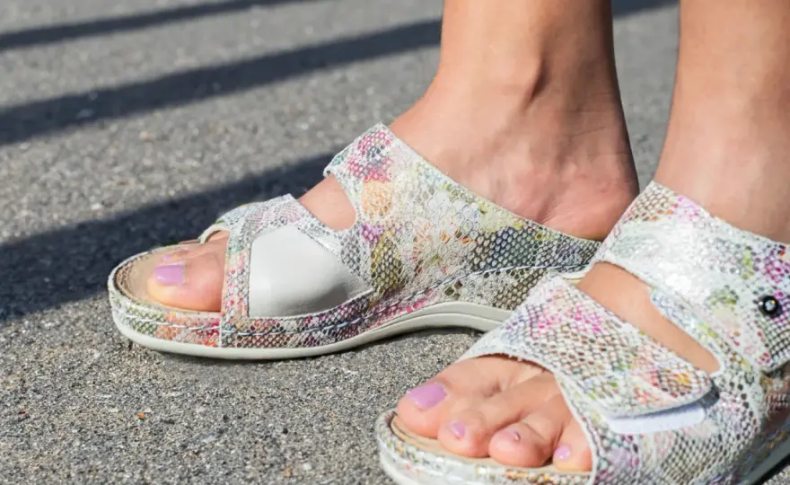 Buty na haluksy - jak wybrać model, który naprawdę odciąża stopę