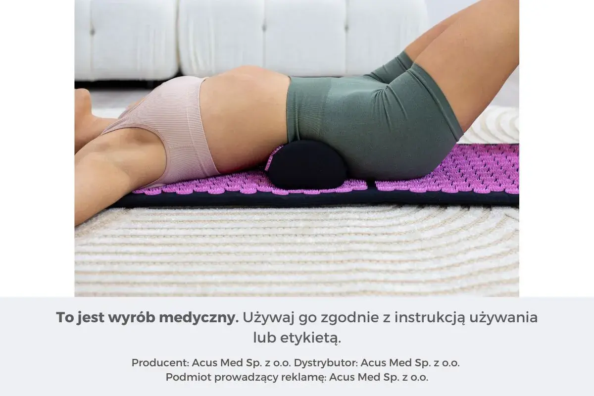 Kobieta leży na macie do akupresury, która wspiera jej odcinek lędźwiowy. To pokazuje, jak działa mata, stymulując punkty nacisku.