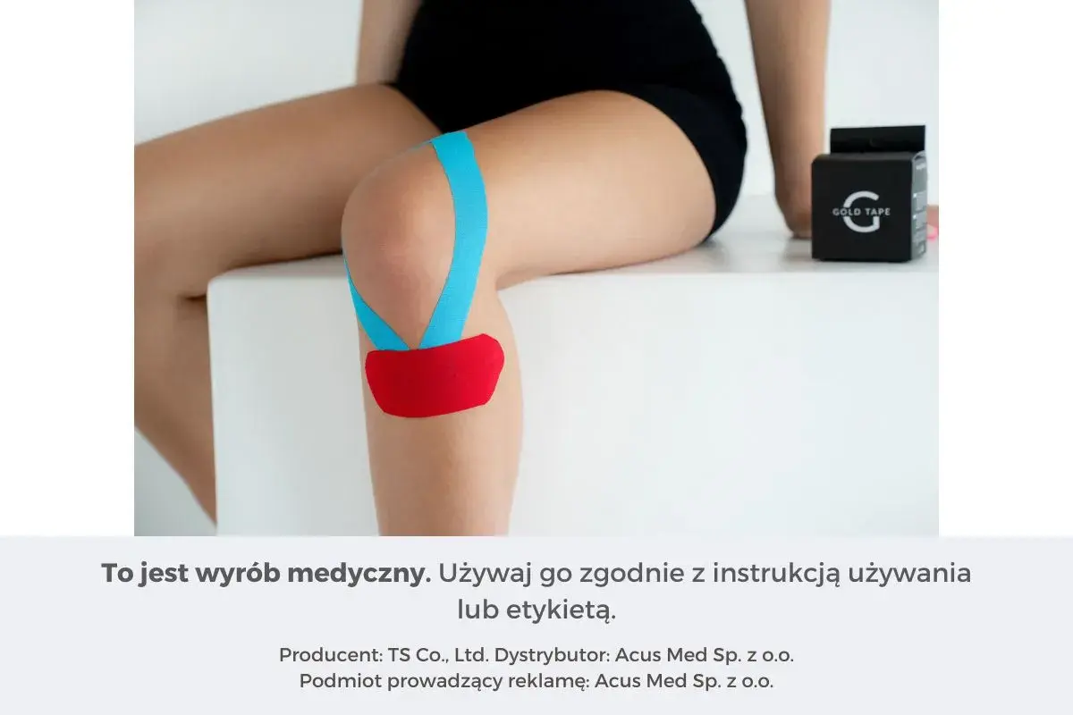 Kolorowe plastry kinetyczne na kolanie, wspierające ruch. Obok pudełko z taśmą.