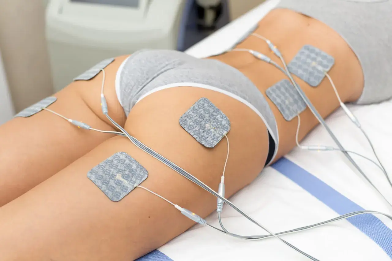 Elektrody na udach i pośladkach. Zastanawiasz się nad masażem wibracyjnym? Skutki uboczne mogą być różne, ale ten zabieg jest zazwyczaj bezpieczny.