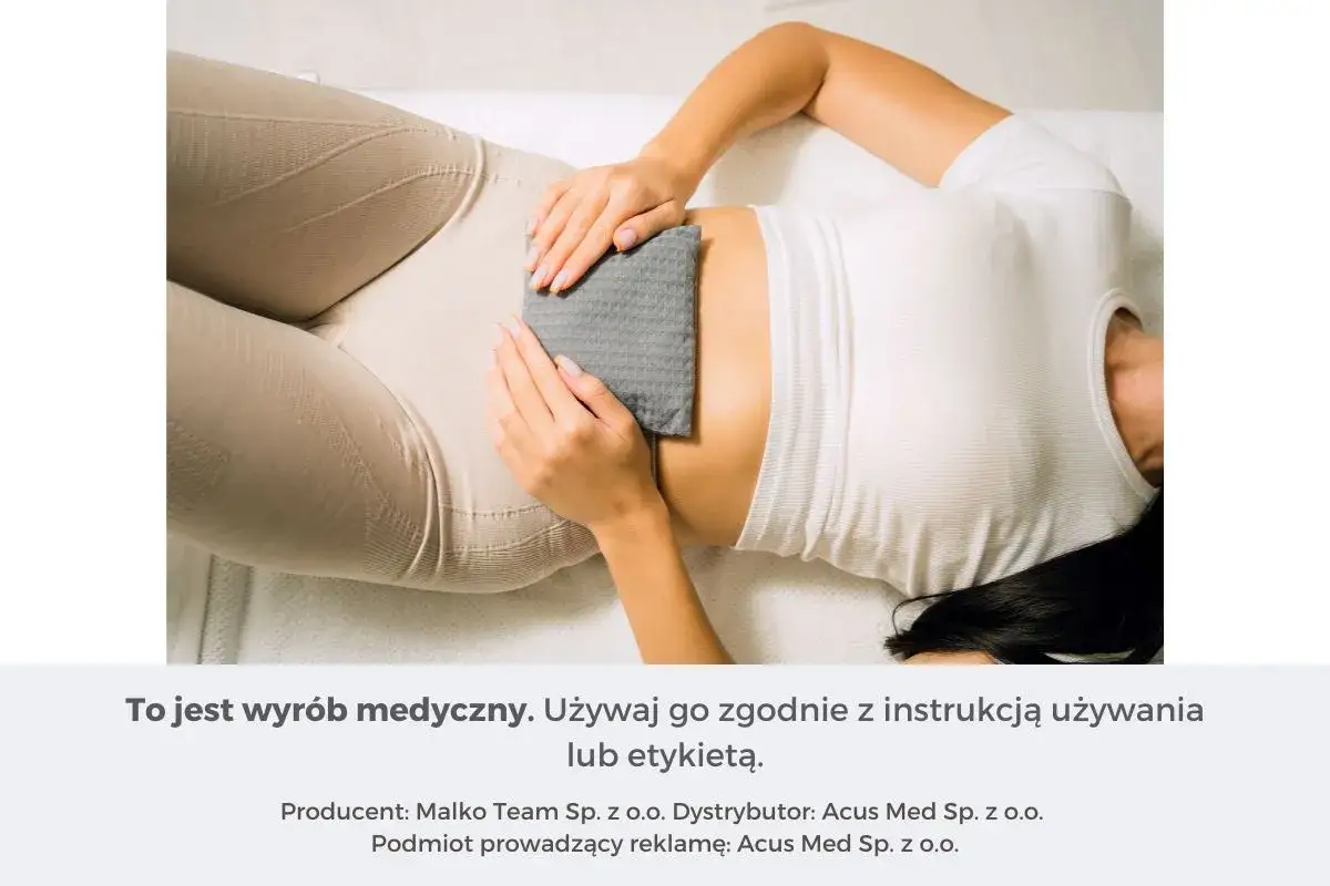Kobieta z termoforem na brzuchu. Dowiedz się, jak używać termoforu zgodnie z instrukcją, by poczuć ulgę.