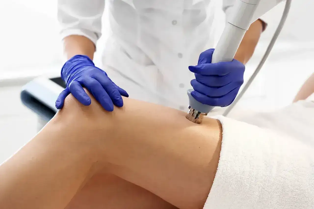 Terapia laserowa poprawia kondycję skóry. Zabieg laser rehabilitacja na udzie.