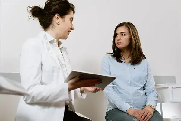 gabinet psychiatryczny, spokojna atmosfera, rozmowa z lekarzem
