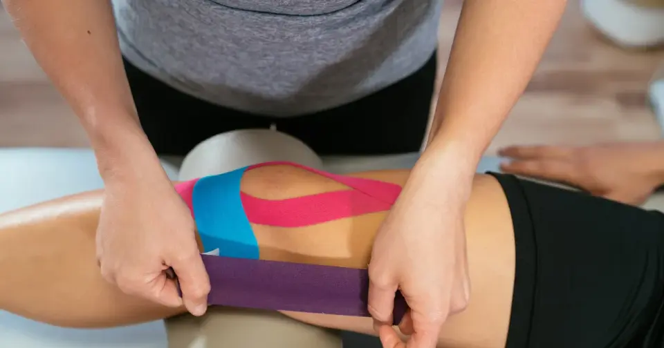 Kinesiotaping na siniaki - kiedy pomaga, a kiedy nie